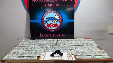 Araç içinde bulunan sahte dolar yığını