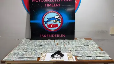 Sahte döviz ve altın bulunan otomobilin iç görüntüsü