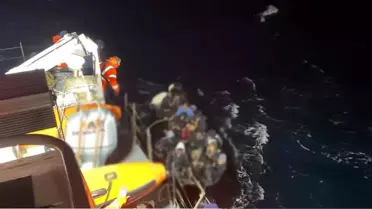 Kurtarılan göçmenlerin kıyıya çıkışı