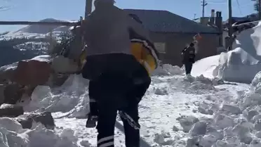 Sağlık çalışanının hastayı taşıdığı an