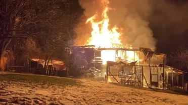 Yanan tarihi evin iç kısmı, alevler içinde