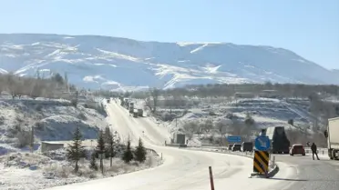 Buzlu yol üzerindeki araçlar