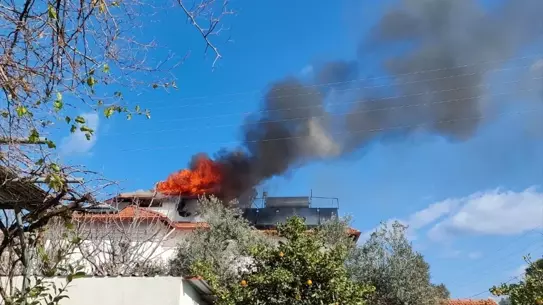 Yangın söndürülürken itfaiye ekipleri