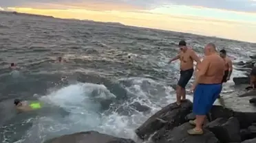 Sarayburnu'nda dalgalı denizde grup