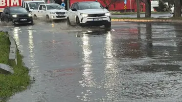 Çorlu’da suyla kaplı yollar ve araçlar