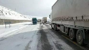 Ardahan’da Yoğun Buzlanma 11 Tırı Kilitledi, Kurtarma Ekipleri Seferber Oldu