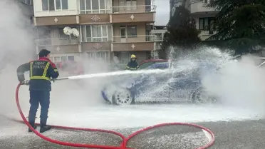 Uşak'ta otomobil yangını söndürülürken itfaiye ekipleri