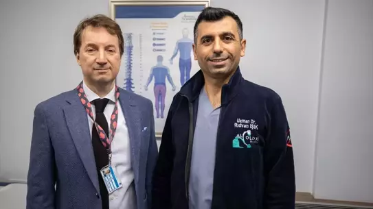 Enjeksiyon uygulaması sırasında doktorların görüntüsü