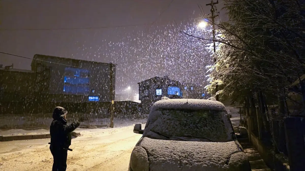 Tufanbeyli’de Kar Yağışı Şehrin Yüksek Kesimlerini Beyaz Örtüyle Kapladı