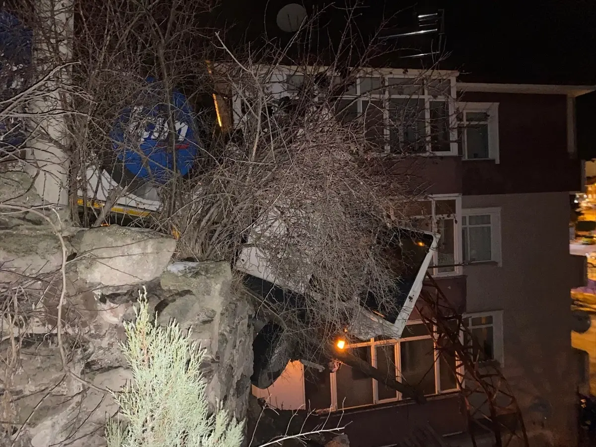 Şarampolde Kontrolden Çıkan Tır, Elektrik Direğiyle Çarpışmadan Kurtuldu