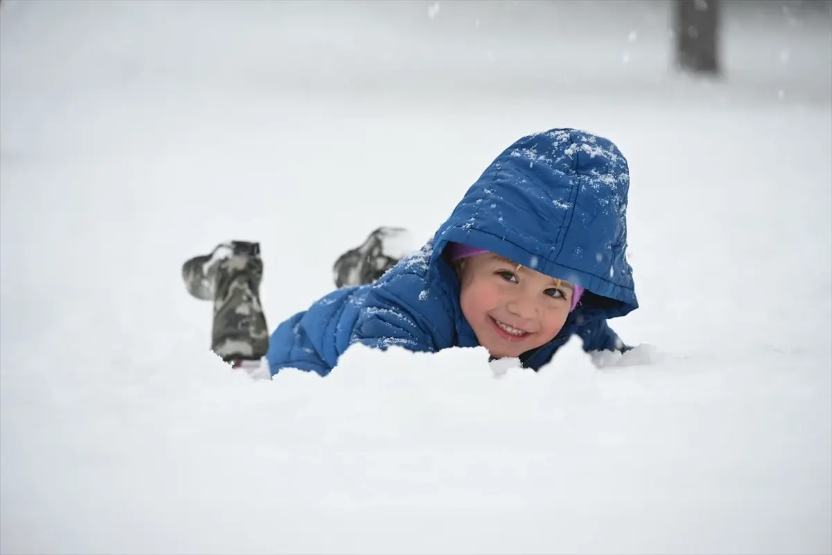 Demirci'de Karla Kaplı Sarıçayır’da Kış Eğlencesi