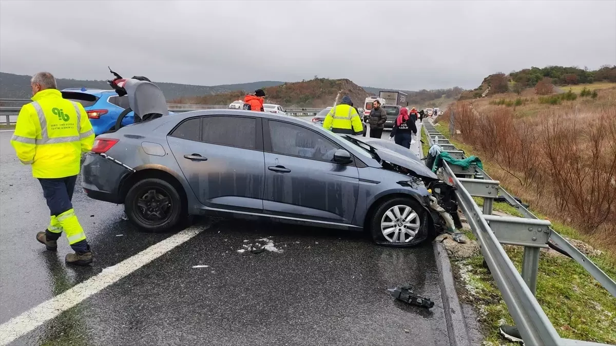 Balıkesir'de İstanbul-İzmir Otoyolu'nda Zincirleme Çarpışma: 1 Ölü, 10 Yaralı