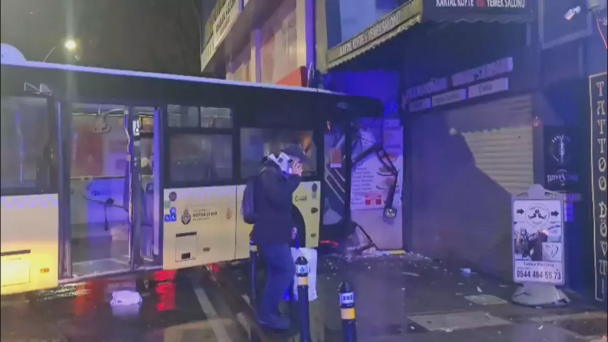 Kartal’da İETT Otobüsü Kontrolünü Kaybederek Bina ile Çarpıştı