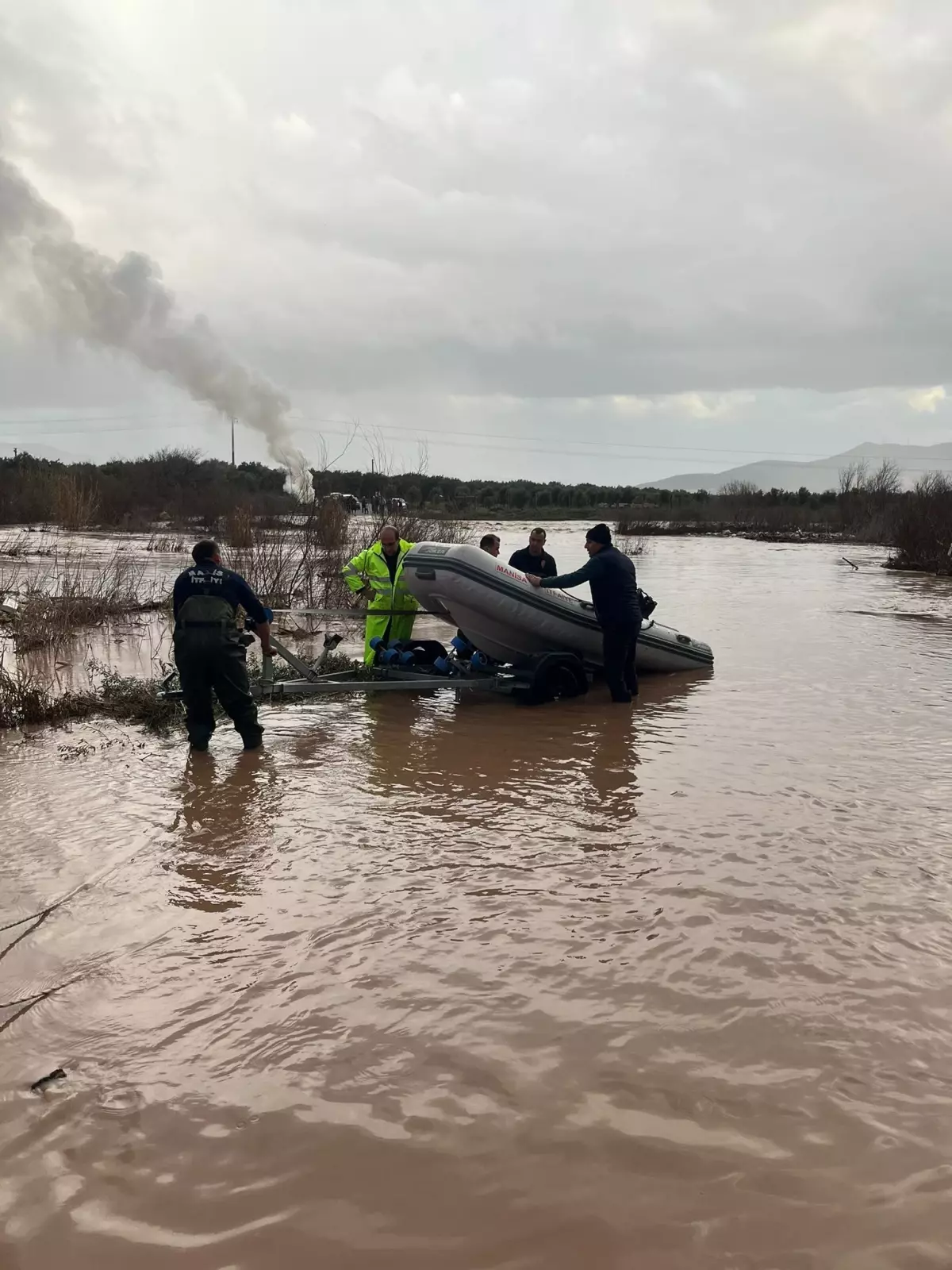 Akhisar'da Gürdük Çayı'nda Mahsur Kalan 9 Köpek Yavrusu Hayatta Kaldı