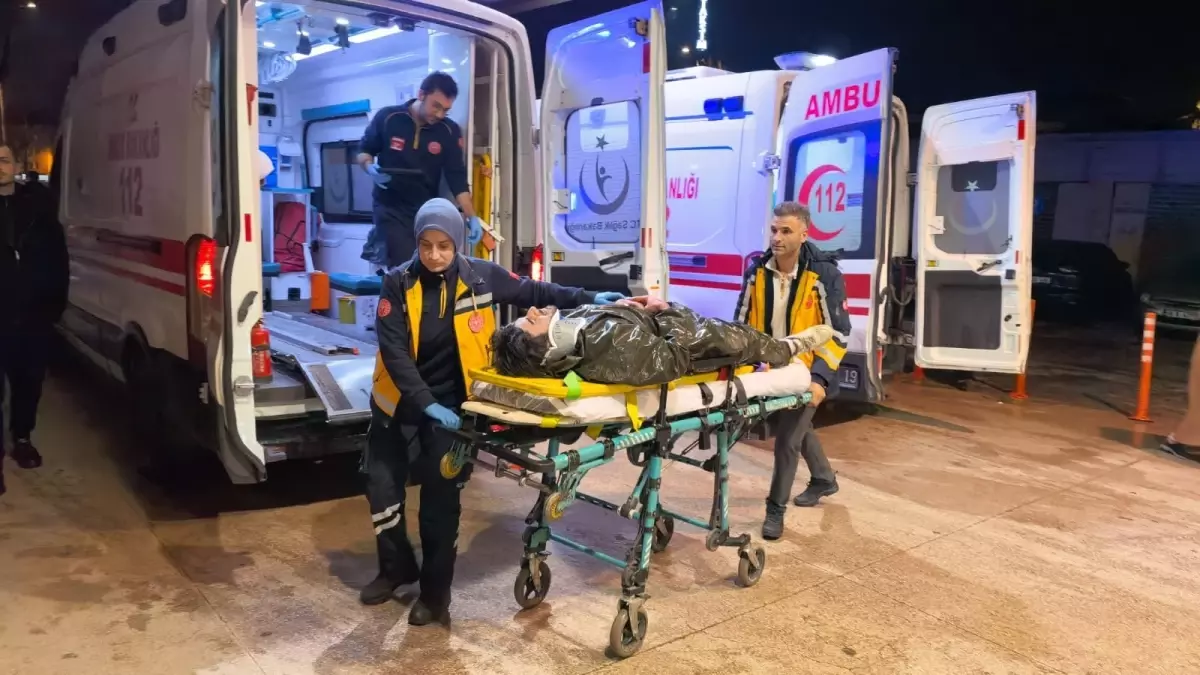 İnegöl'de Motosiklet ve Yayalar Çarpıştı: 2 Kişi Yaralandı