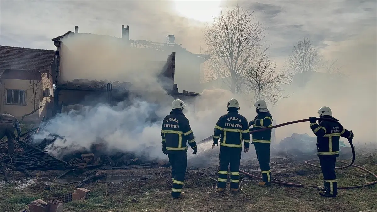 Erbaa’da Ahır Yangını Çatıyı Sarstı: Rüzgarın Etkisiyle Ev Alev Aldı