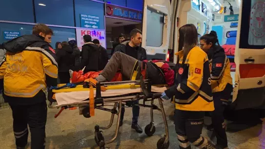 Kaza yerinde motosiklet ve yayalar