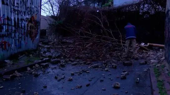 Çöken istinat duvarı ve temizlik ekipleri