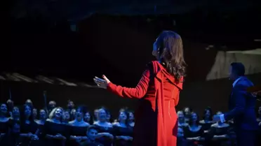 Konserde sahne alan İyilik Korosu ve Türkan Şoray