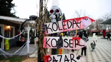 Koleda etkinliğinde geleneksel kıyafetli katılımcılar