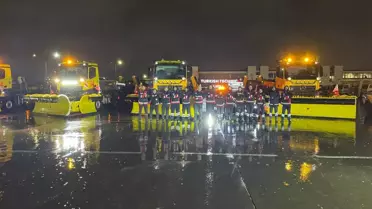 Karla mücadele ekipleri Sabiha Gökçen Havalimanı'nda çalışıyor