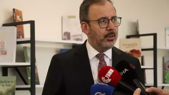 Toplantı sırasında sunum yapan yetkili