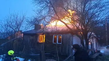 Yanmış ahşap evin iç detayları