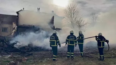 Yangının etkilediği iki katlı evin çatı bölgesi