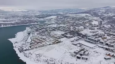 Tunceli'de karla kaplı okul bahçesi