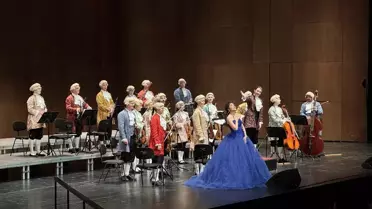 Viyana Mozart Orkestrası sahnede performans sergiliyor