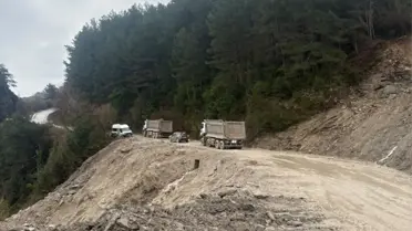 Kastamonu’da heyelan sonrası kapanan sahil yolu