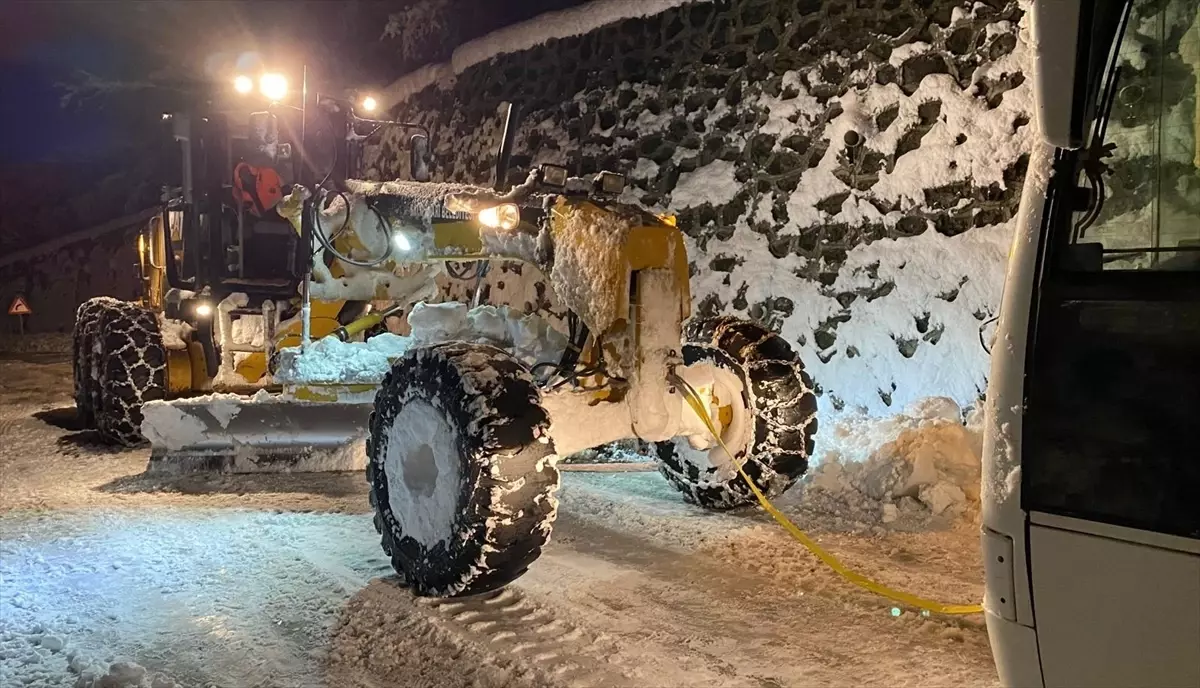 Samsun Salıpazarı'nda Şiddetli Kar Yağışı Yolları Kapattı, Belediye Ekipleri Destek Sağladı