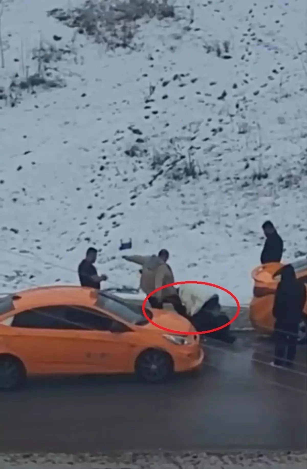 Keçiören'de Yol Ortasında Yaşanan Şiddetli Sokak Kavgası: 5 Kişi Tek Kişiyi Dövdü