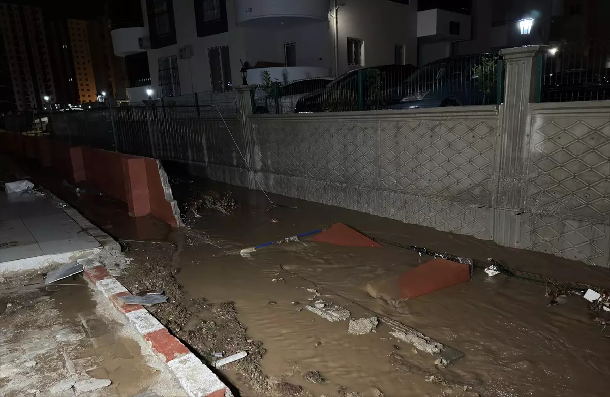 Adana Sarıçam’da Şiddetli Sağanak Sonrası Site Su Basması ve Duvar Çökmesi
