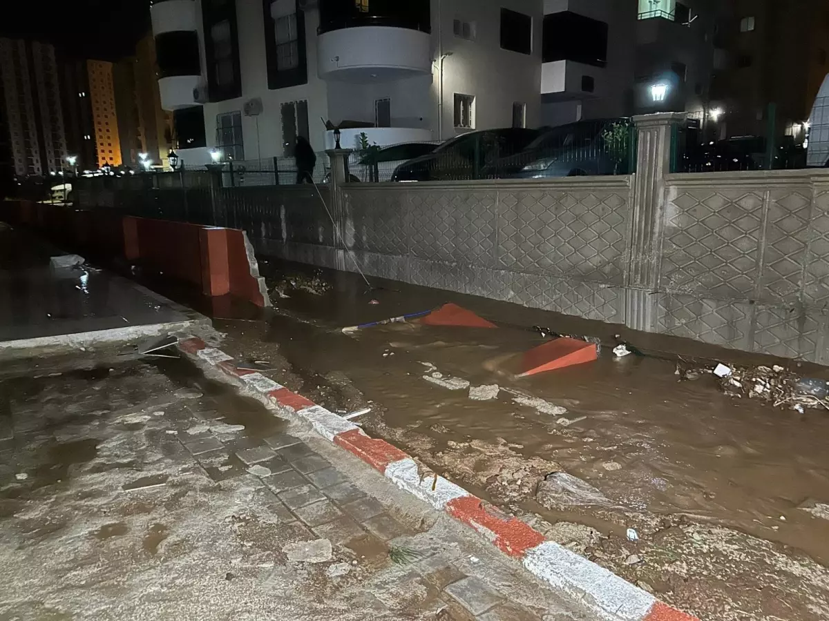 Adana’da Şiddetli Sağanak Sonrası Bir Site Su Baskını Yaşadı