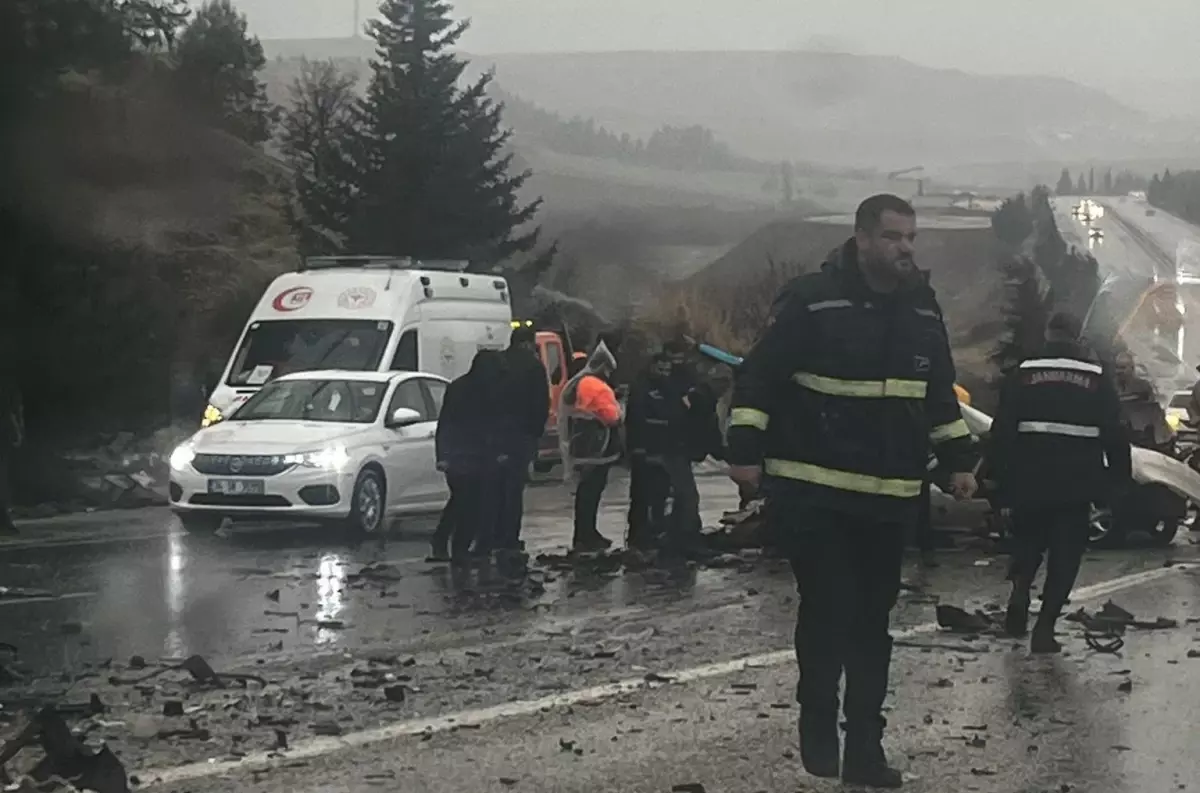 Kahta'da Otobüs ve Otomobil Çarpışması: 3 Ölü, 3 Yaralı
