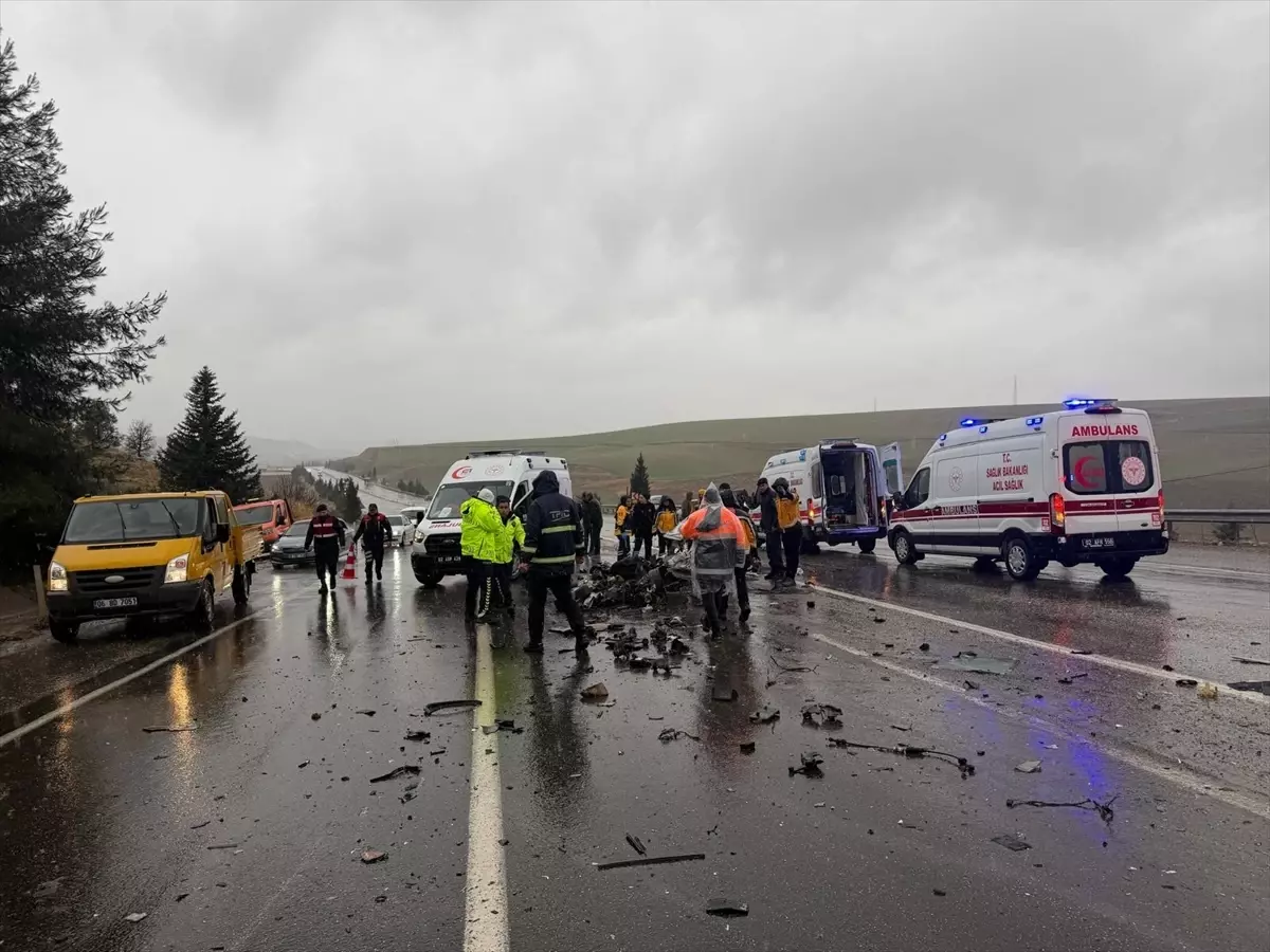 Adıyaman’da Yolcu Otobüsü ve Otomobil Çarpıştı: 3 Kişi Hayatını Kaybetti