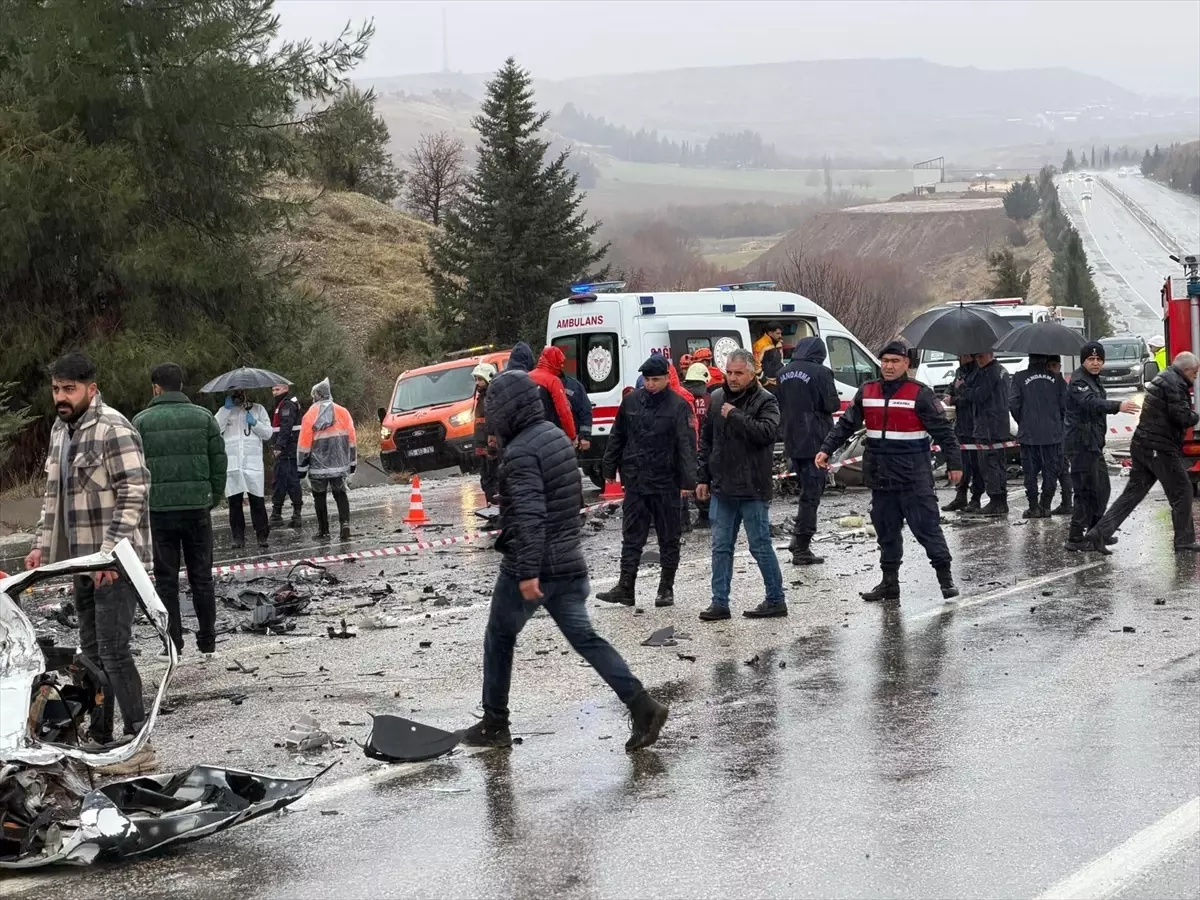 Adıyaman’da Otobüs ve Otomobil Çarpışması: 3 Kişi Hayatını Kaybetti