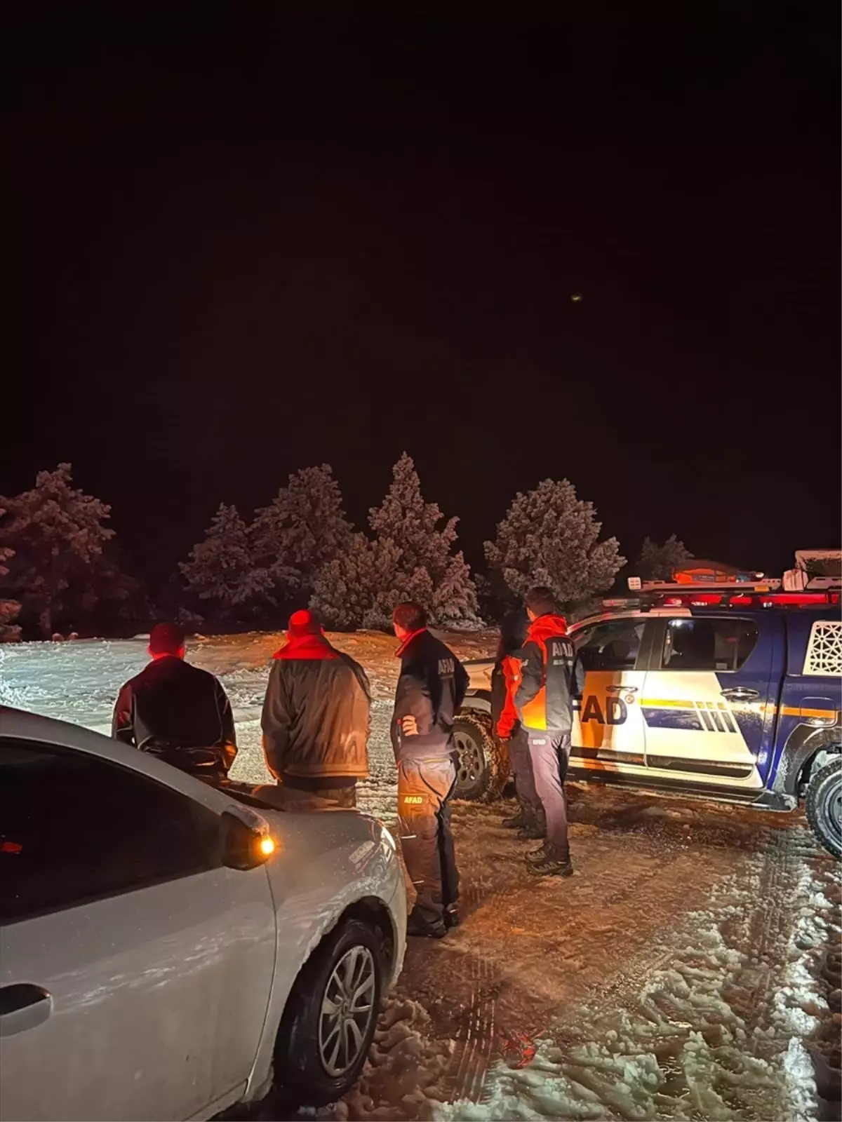 Karabel'de Yoğun Kar Yağışı Antalya-Fethiye Yolunu Kilitledi