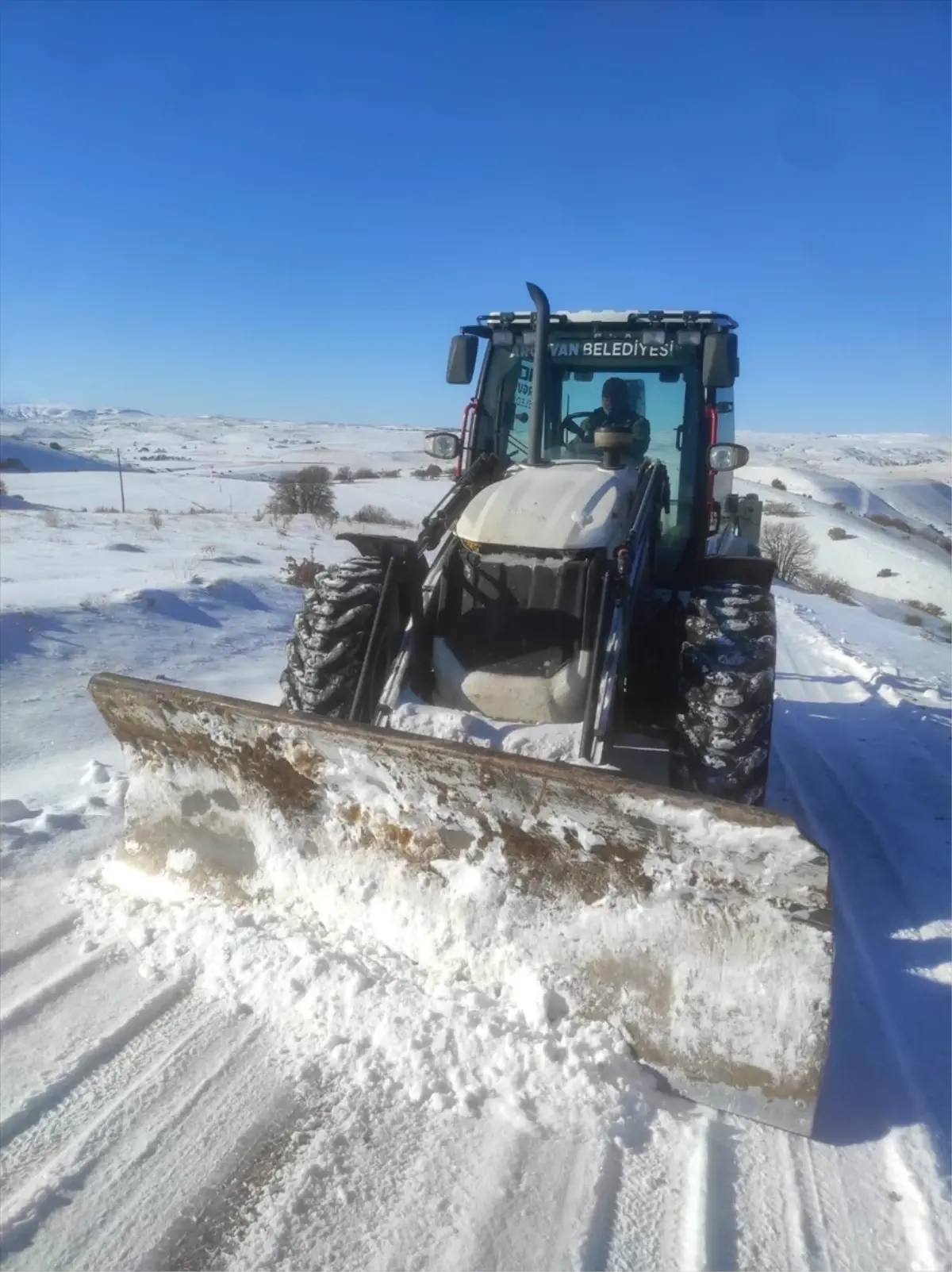 Arguvan’da Şiddetli Kar Yağışı Sonrası Temizlik Çalışmaları Sürüyor