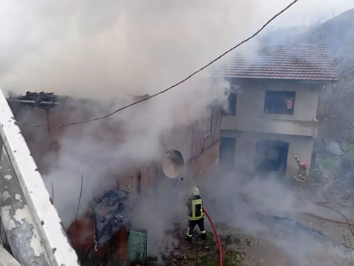 Bartın Sipahiler Köyünde 2 Katlı Ev ve Samanlık Yangınla Yok Oldu