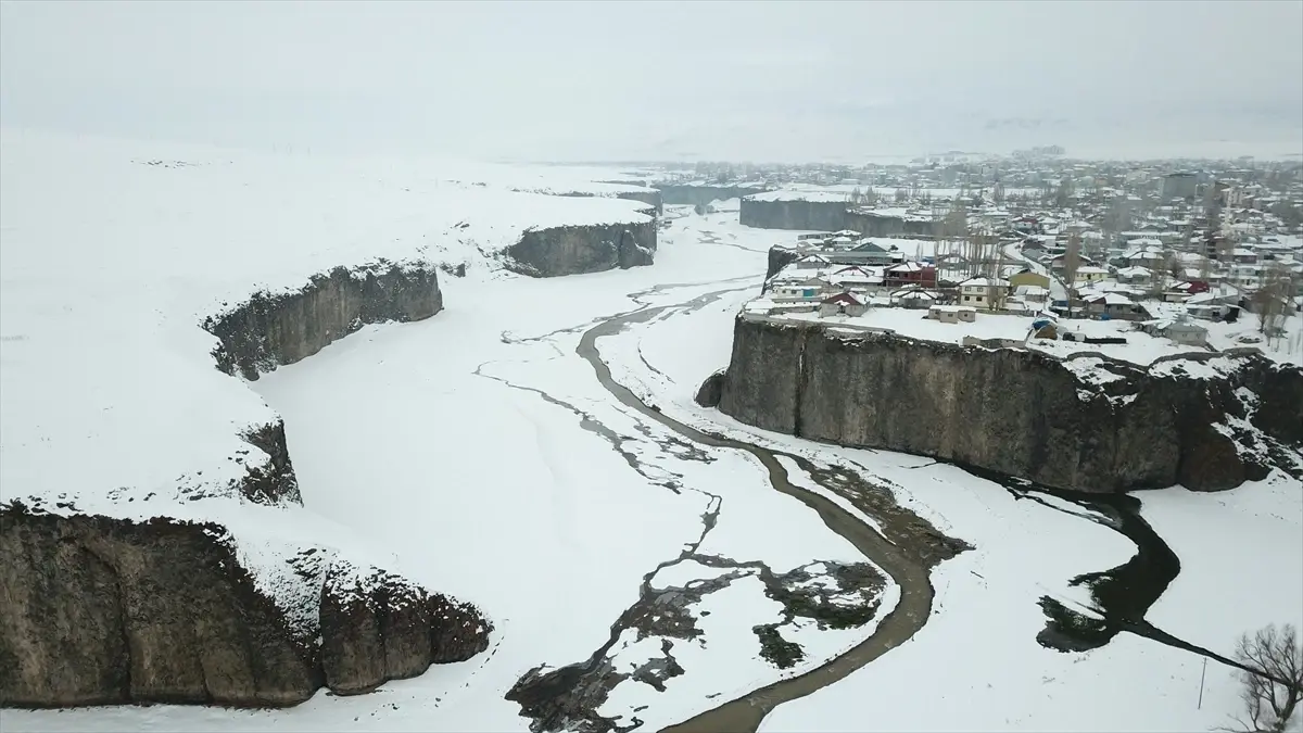 Diyadin Murat Kanyonu Kışın Buzlu Manzaralarla Trekkingcileri Bekliyor