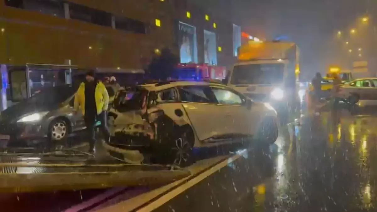 Beylikdüzü D-100 Karayolu'nda Zincirleme Kazalar: 2 Yaralı