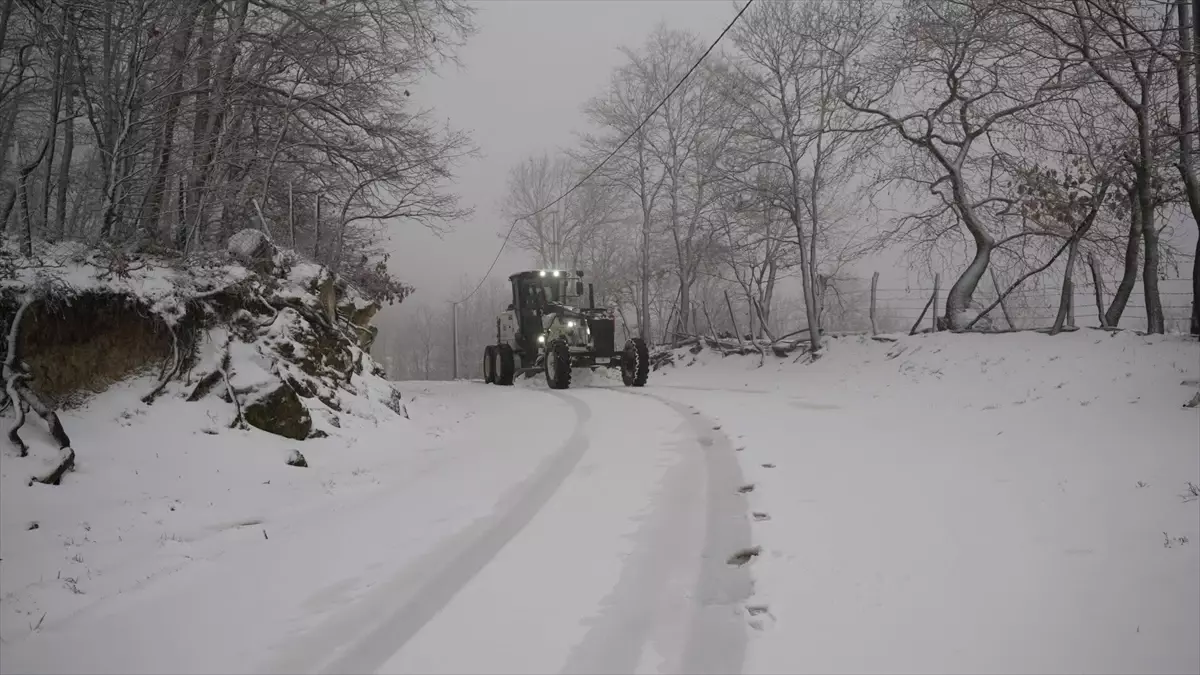 Biga’da Şiddetli Kar Yağışı Sonrası Yol Açma Çalışmaları Tamamlandı