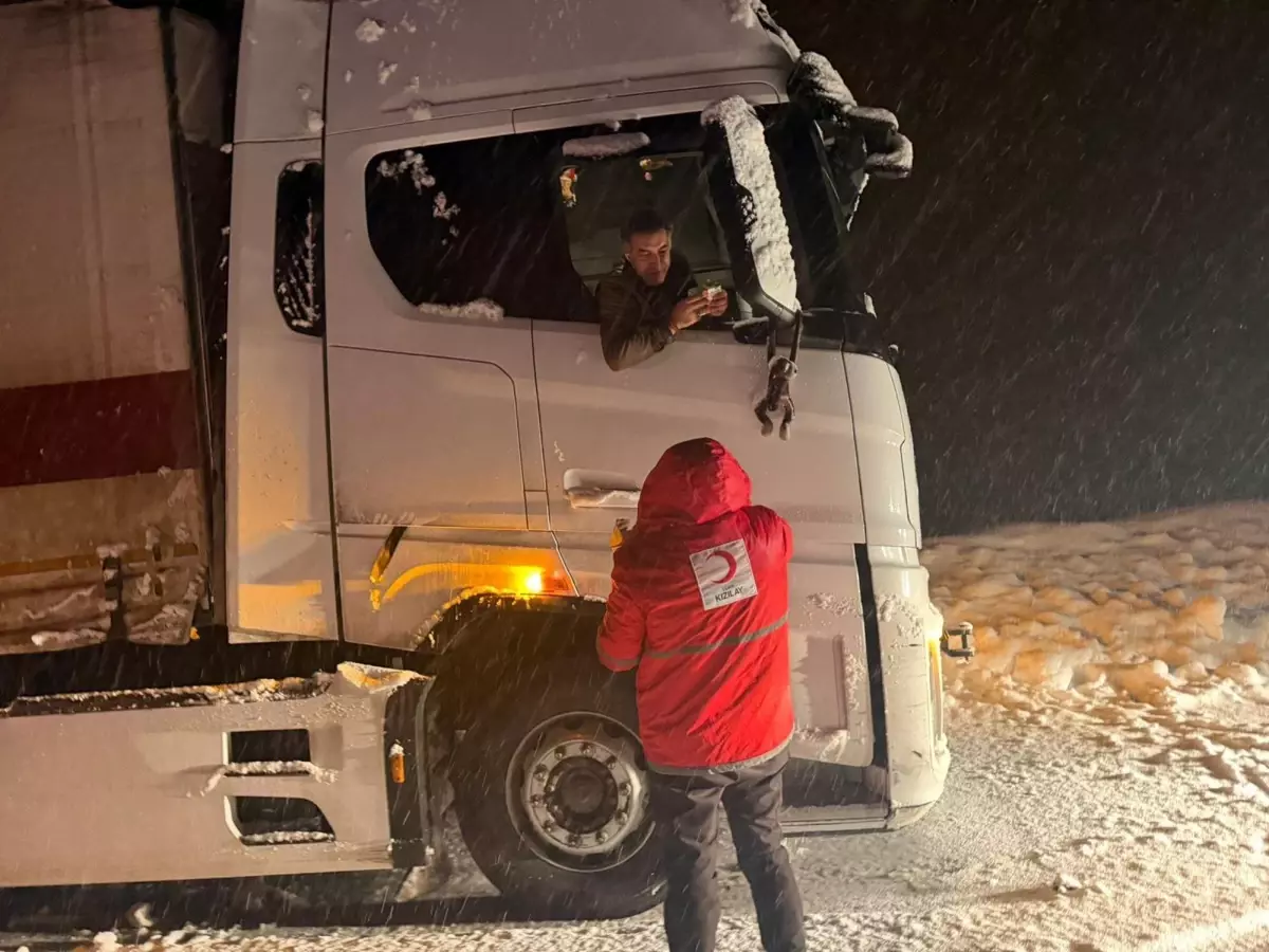 Bingöl Boğulan Geçidi'nde Şiddetli Kar Yağışı 80 Aracı Kilitledi