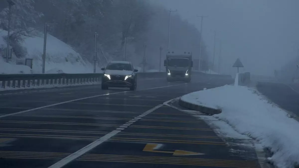 Bolu Dağı’nda Yoğun Sis Görüş Mesafesini 30 Metreye Düşürdü