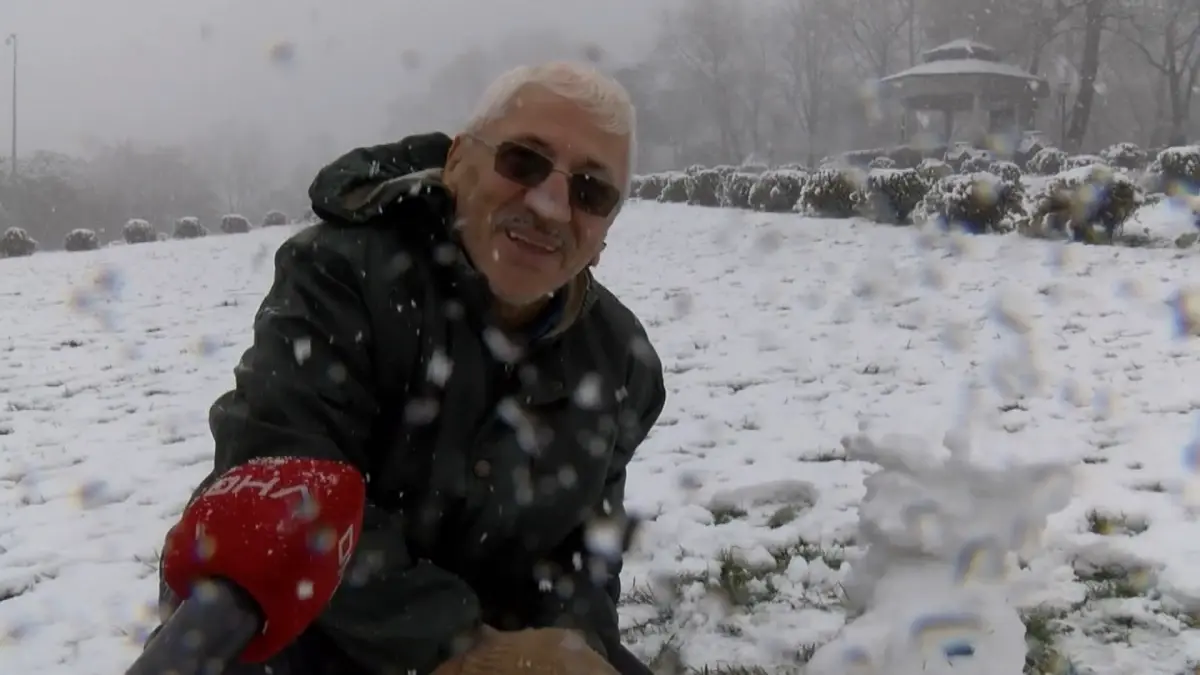 İstanbul’da Çamlıca Tepesi’nde Kar Coşkusu: Aileler Bembeyaz Manzarada Buluştu