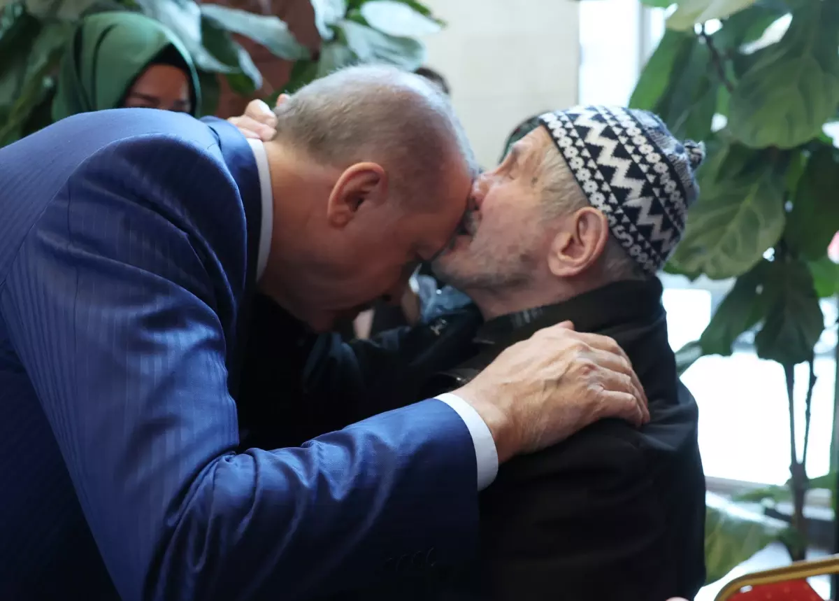 Erdoğan, Düzce Vatandaşlarıyla Ankara’da Buluştu ve Baston Hediye Etti