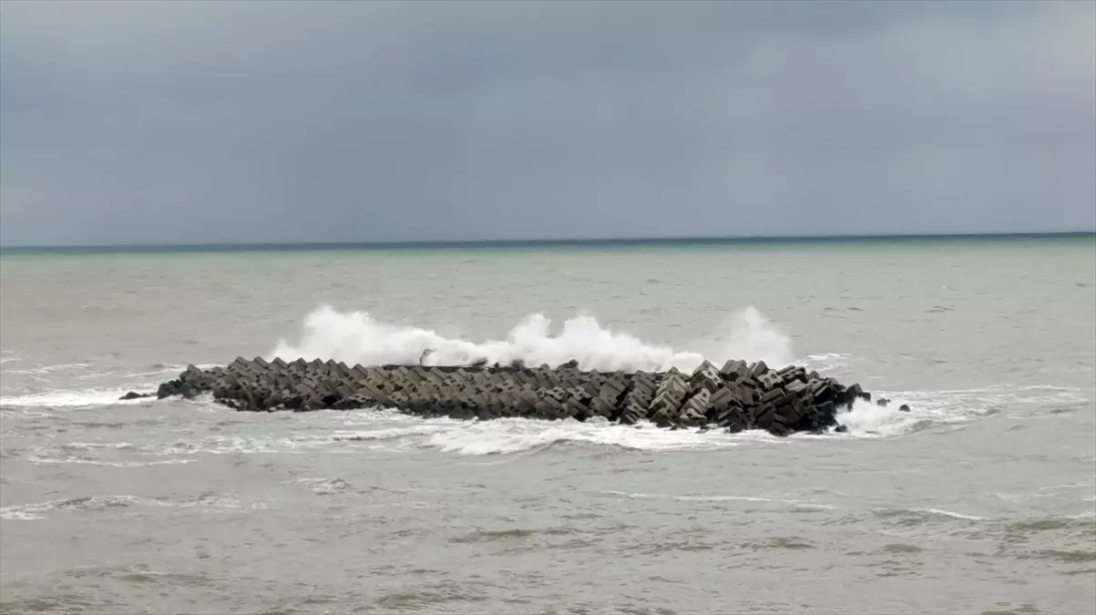 Akçakoca’da Rüzgar Şiddeti Dalga Boylarını 3 Metreye Çıkardı