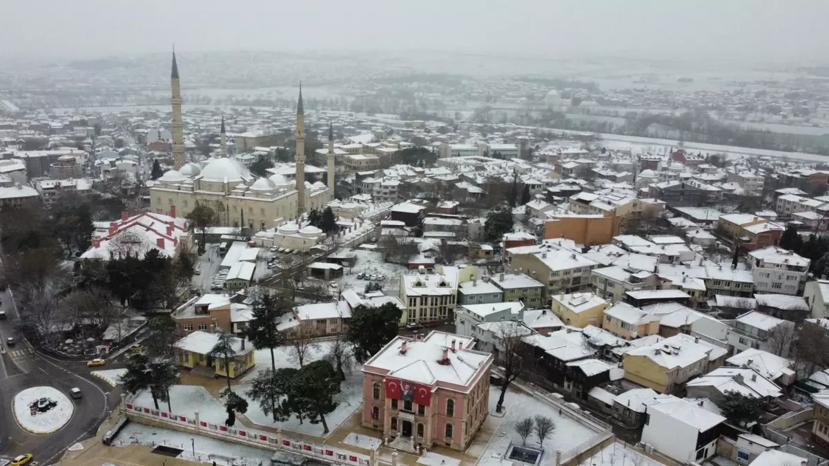 Edirne Bembeyaz Bir Manzaraya Kavuştu: Yoğun Kar Yağışı Şehri Sarstı